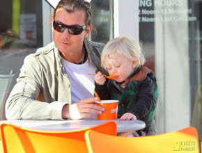 Passeio: Filho de Gwen Stefani sai com pai