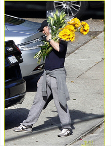 Compras: Daniel Craig leva flores gigantes para casa