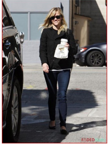 Noiva: Reese Witherspoon passa manhã vendo vestido