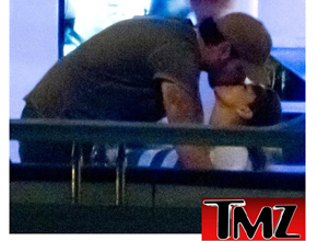 <i>Affair</i>: Eva Longoria e Eduardo Cruz se beijam