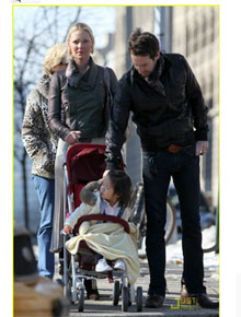 Família: Katherine Heigl passeia com a filha