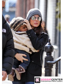 Em Nova York: Sandra Bullock passeia com filho