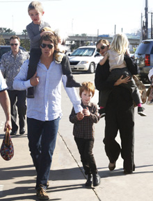 Família: Julia Roberts leva os filhos no <i>Super Bowl</i>