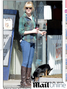 <i>Pet</i>: Emma Stone adota cachorro vira-lata