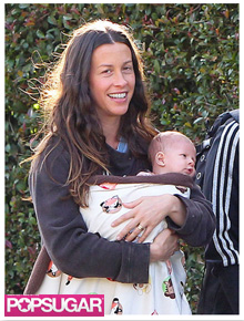 Mamãe: Alanis Morissette passeia com o filho