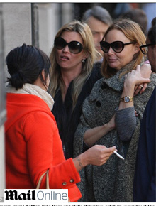 Trio: Moss, Lily Allen e Stella McCartney passeiam