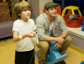 Video game: Kellan Lutz visita hospital