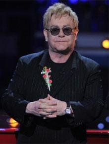 Mas já?: Elton John quer filho em escola musical