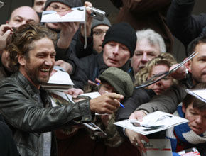 <i>Eu, eu</i>!: Gerard Butler distribui autógrafos em Berlim