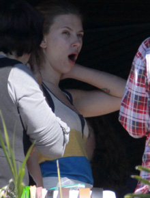 Cansada: Scarlett Johansson boceja em <i>set</i>