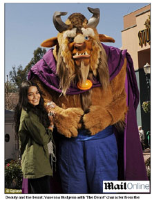 Fera: Vanessa Hudgens posa com personagem