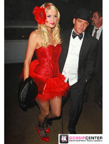 Aniversário: Paris Hilton celebra com festa à fantasia