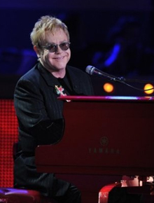 Zachary: Elton John quer uma infância normal para o filho