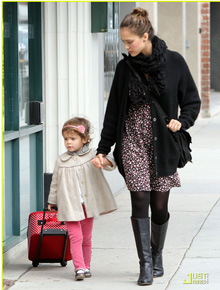 Por aí: Jessica Alba passeia com a filha