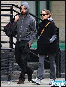Por aí: Natalie Portman passeia com o noivo