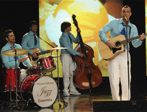 <i>Glee</i>: John Stamos volta para comédia musical