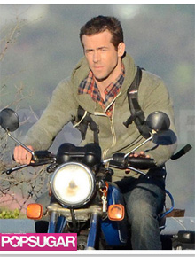 Pós-separação: Ryan Reynolds filma em moto