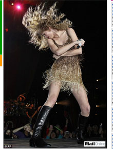 Willow <i>feelings</i>?: Taylor Swift balança o cabelo