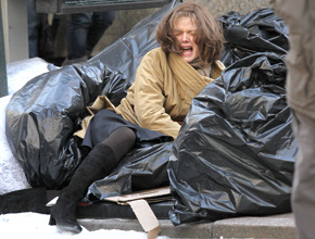 Eca!: Michelle Pfeiffer cai em pilha de lixo