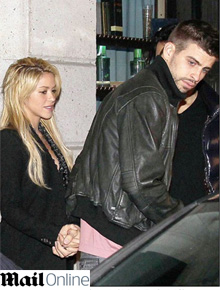 Juntos?: Shakira anda de mãos dadas com Gerard