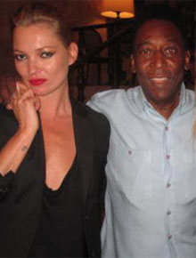 Tiete: Kate Moss pede autógrafos para Pelé