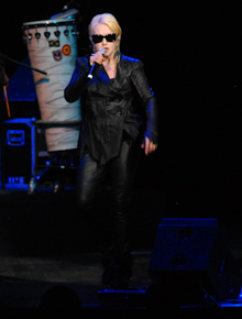 <i>Ops!</i>: Cyndi Lauper perde anel em apresentação