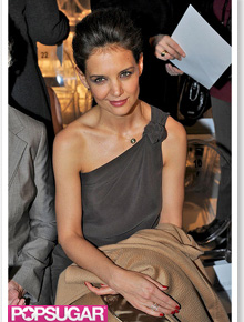 <i>S</i>: Katie Holmes exibe colar com a incial da filha