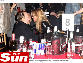 <i>Hein</i>?: Kate Moss senta no colo de roqueiro