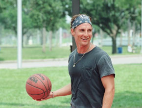 McConaughey: Camila Alves faz escaladas de chinelos