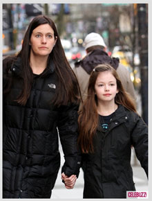 Renesmee: Mackenzie Foy passeia por Vancouver