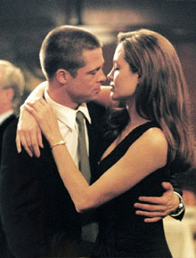 Presente: Angelina Jolie faz pingente para Brad Pitt