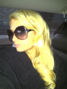 Quentinho: Paris Hilton se cobre com manta