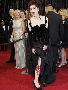 Perna: Helena Bonham Carter usa bandeira britânica