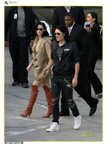 LA: Katy Perry visita marido e participa de evento