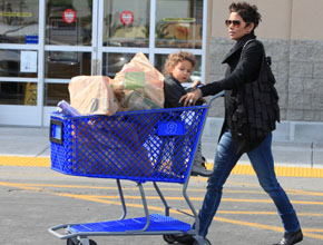 Momento mãezona: Halle Berry e filha fazem compras