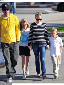 Tarde: Reese Witherspoon toma sorvete com os filhos