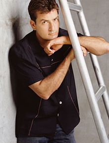 Charlie Sheen: Ex consegue ordem restritiva