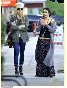 Amigas: Vanessa Hudgens passeia com Brittany Snow