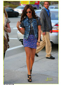Compras: Ashley Tisdale passeia de saia