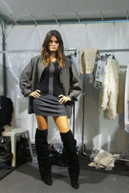 Desfile: Isabeli Fontana mostra <i>look</i>