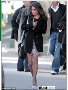 Meia arrastão: Vanessa Hudgens passeia estilosa