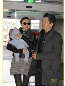 Por aí: Orlando Bloom e Miranda Kerr passeiam como filho