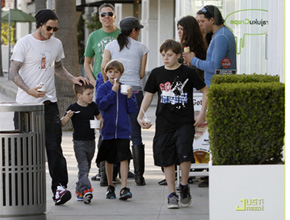 Iogurte: David Beckham passeia com os filhos