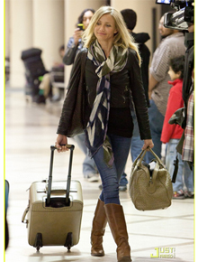 Por aí: Cameron Diaz desembarca em Los Angeles