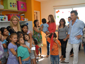 Boa causa: Shakira posa com crianças