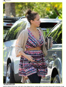 Gravidez: Jessica Alba destaca a barriguinha saliente