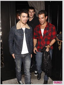 <i>Night</i>: Joe Jonas curte festa sozinho