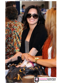 Viagem: Demi Lovato é flagrada em aeroporto