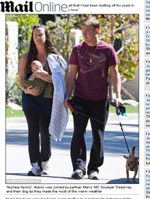 Família: Alanis Morissette passeia com filho e marido