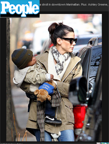 NY: Sandra Bullock passeia com o filho